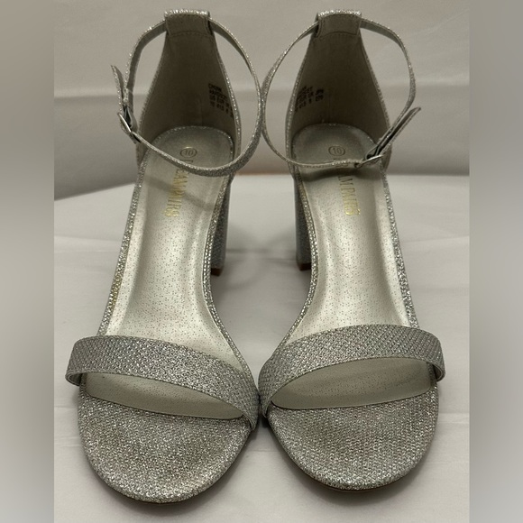 Dream Pairs Woman’s Silver Heels Sandals Size 10 - Picture 2 of 7
